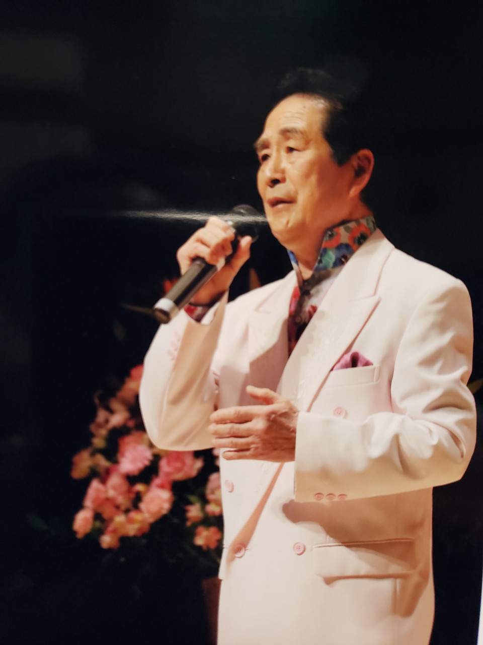 ゲストで唄った2曲目は「横浜のベイ・ブルース」のカップリング曲で「素晴らしき日本」です。